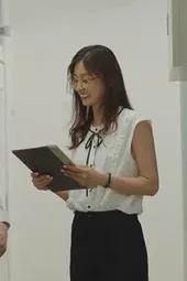 ADN 662 Seorang guru perempuan Ayane Natsume terpaksa mengajar dengan rok mikro setelah akun rahasianya terbongkar