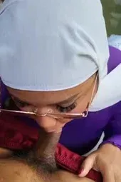 DISEPONGIN TANTE HIJABERS DI KOLAM RENANG