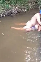 menemukan nenek disungai