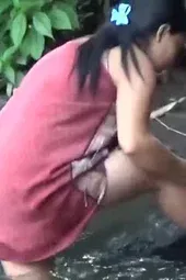 Ngintip Gadis Desa Mandi Di Sungai